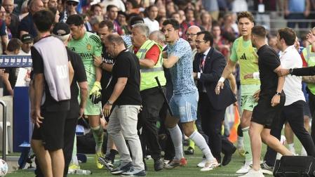 Los compañeros retiran al meta de Zaragoza, Andrada (izda.) tras la agresión a Pulido