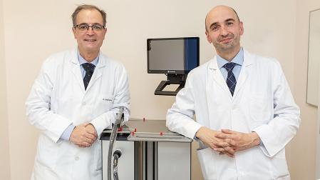 El Dr. Bernardo Hontanilla, a la izquierda, junto al Dr. Ignacio Leal en el Departamento de Cirugía Plástica, Estética y Reparadora de la Clínica Universidad de Navarra