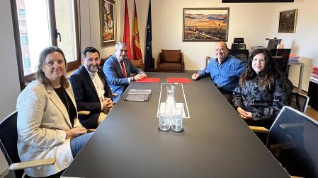 Las autoridades del Gobierno de Navarra y Dicastillo durante la firma del convenio para la urbanización de la travesía de la localidad