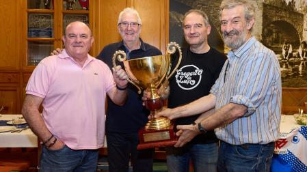Zupo Equísoain, Cacho Cariñena, Patxi Lezáun y Javier Aquerreta, cuerpo técnico de aquel Portland San Antonio campeón de Europa hace 25 años, con el trofeo continental