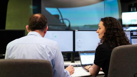 Dos personas en su puesto de trabajo