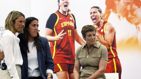 La presidenta de la Federación Española de Baloncesto (FEB), Elisa Aguilar (dcha.), junto a las jugadoras Vega Gimeno (centro) y Sandra Ygueravide (izda.) durante la rueda de prensa donde anunciaron su adiós