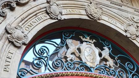 Detalle de la fachada del Ayuntamiento de Pamplona