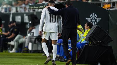 Kylian Mbappe tras ser sustituido en La Cartuja contra el Betis