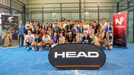 Los vencedores posan con los trofeos tras concluir el torneo