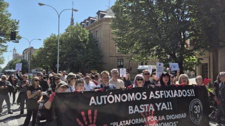 La manifestación de los autónomos, el domingo por la mañana, por la Avenida Baja Navarra de Pamplona.