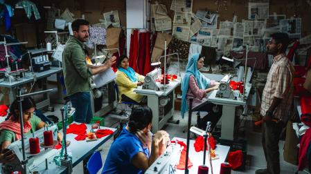 Javier Celay da indicaciones durante el rodaje de ‘Reach The Stars’