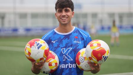 Unai Gurpegui, delantero del Ardoi, posa en El Pinar de Zizur con cuatro balones por su póker de goles ante el Avance