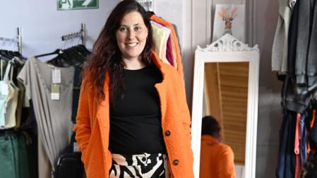 Noemí Guerro Esperza, en su tienda Aynamodas vestida con artículos del establecimiento