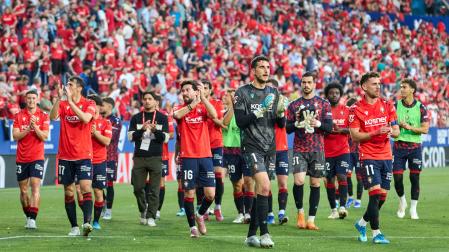 La vuelta al campo que dieron los jugadores de Osasuna tras ganar en la última jugada al Sevilla