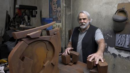 Carlos Ciriza, en su taller. Ha cumplido 40 años de quehacer artístico y lo ha celebrado con un libro en homenaje a los autores que han escrito sobre él y su trabajo