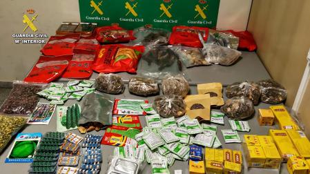 Productos alimentarios y medicamentos incautados por la Guardia Civil en el Aeropuerto de Noáin por estar prohibida su entrada en el país