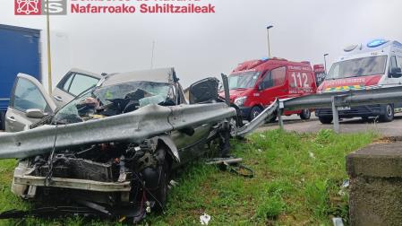 Vehículo siniestrado en la A-1 en Alsasua