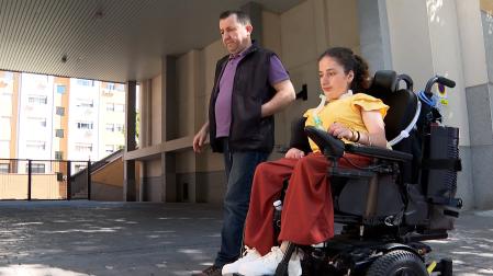 Salma, una joven de 19 años con una discapacidad del 96 por ciento que requiere de respiración asistida