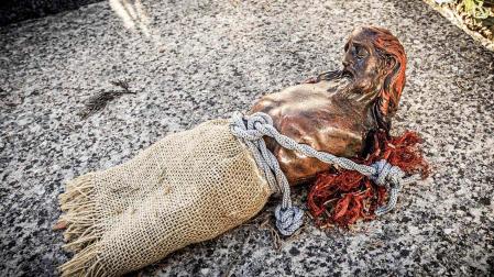 Talla del Cristo mutilado encontrada sobre una tumba en el cementerio de la localidad soriana de El Espino