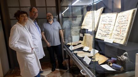 De izquierda a derecha, los técnicos del Archivo Municipal de Tudela Sonia Díez Lecumberri y Goyo Campo Bravo, y el responsable del servicio, Íñigo Pérez Ochoa