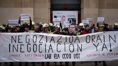 Bomberos se ha concentrado este martes frente al Palacio de Navarra para exigir a Interior una negociación “real” que derive en una mejora de condiciones laborales.