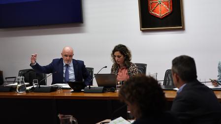 José Javier Esparza (izda.) durante su comparecencia en la comisión de investigación del 'caso Cerdán' en el Parlamento de Navarra