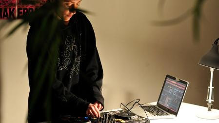 Una dj durante una sesión anterior de Erraiak