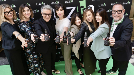 El peluquero pamplonés Mikel Luzea posa con varios invitados al evento