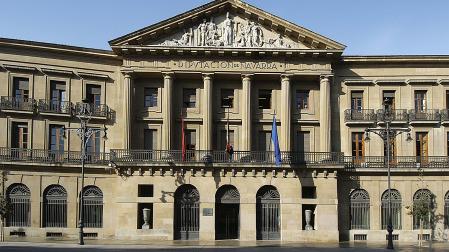 Imagen de la fachada del Gobierno de Navarra en la avenida Carlos III