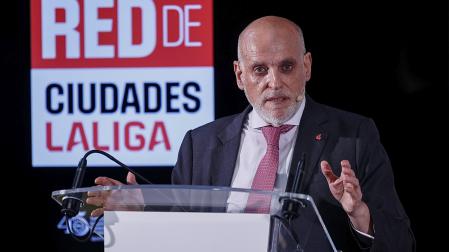 El presidente de LaLiga, Javier Tebas, durante la presentación de la Red de Ciudades LaLiga, impulsada por LaLiga en colaboración con la Federación Española de Municipios y Provincias (FEMP), este martes en Madrid.-EFE/ Daniel González