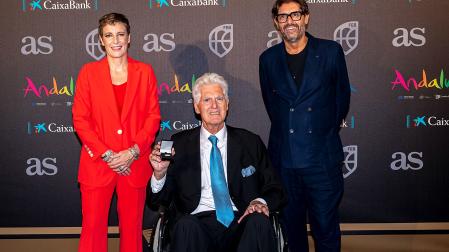 Moncho Monsalve (en el centro), leyenda del baloncesto español y miembro del Hall of Fame de la FEB