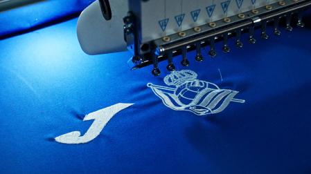 El logotipo de Joma junto al escudo de la Real Sociedad en una de las imágenes publicadas en redes sociales por el club txuri urdin anunciando su nuevo patrocinador