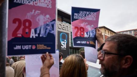 Manifestantes de CC OO y UGT ante la sede de la CEN este martes, 28 de abril