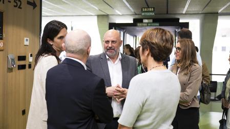 Arasti conversa con varias personas durante su visita a la oficina de Hacienda en la calle Esquíroz de Pamplona