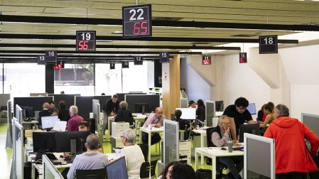 Vista general de la oficina de Hacienda en la calle Esquíroz de Pamplona este martes, 28 de abrul