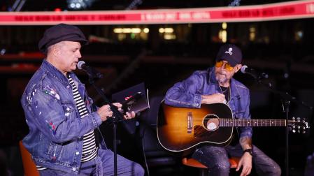 El líder y cantante del grupo Seguridad Social, José Manuel Casañ, y el guitarrista, Javi Vela, durante el encuentro exclusivo con medios de comunicación y concierto en directo para presentar 'Por todas partes te veo'