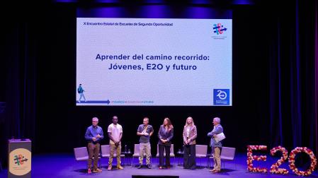 Guillaume Thureau, Bangally Ceesay, Marcos López, Marta Martínez, Maite Saeta y Gil Sevillano participaron en la mesa redonda "Aprender del camino recorrido: jóvenes, E2O y futuro".