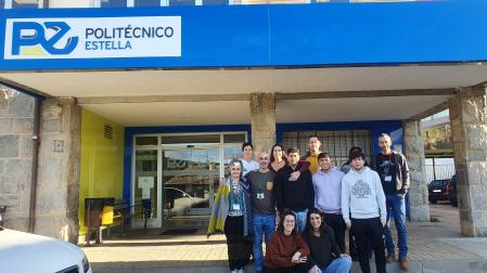 Estudiantes que han participado en el proyecto posan en el exterior del CI Politécnico de Estella.