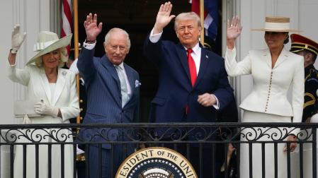 Camila y Carlos III saludan, junto a Trump y Melania, desde el balcón en la Casa Blanca