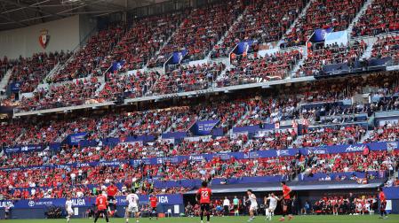 La zona de Preferencia de El Sadar abarrotada en el Osasuna-Sevilla del pasado domingo