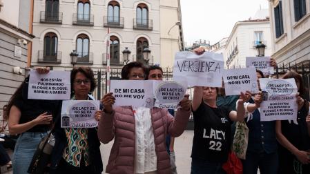Un grupo de personas afectadas por los desahucios, a las puertas del Congreso de los Diputados este martes