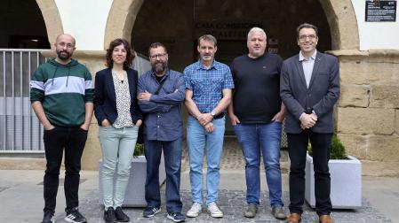 Desde la izda., Ion Sesma y Beatriz Gallego, de Labrit Comunicación; Daniel Campanero, de Algas Comunicación; Rafael García, de Vitis Navarra; el alcalde de Larraga, Carlos Suescun; y Fernando Urra, responsable de Comunicación de Fundación Caja Navarra, presentaron los avances de Aldaxkak