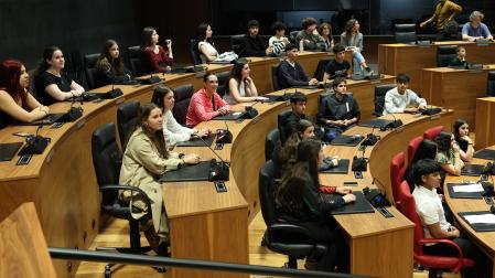 Alumnos del Colegio Técnico Carlos III, en los asientos que habitualmente ocupan los políticos