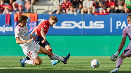 Víctor Muñoz lanza a puerta en la primera parte del último encuentro en El Sadar contra el Sevilla
