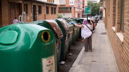 Una vecina depositando este martes basura en los contenedores de la calle San Blas, número 1, de Burlada