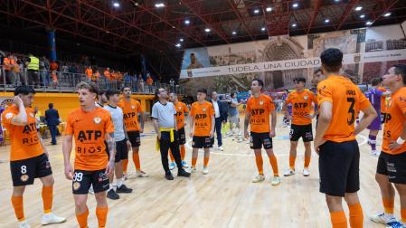 Los jugadores del ATP Ribera saludan a los aficionados tras consumar el descenso de categoría