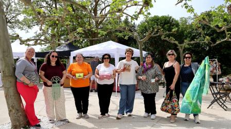 Las nueve vendedoras que coincidieron en el mercado de Desojo con sus productos artesanos