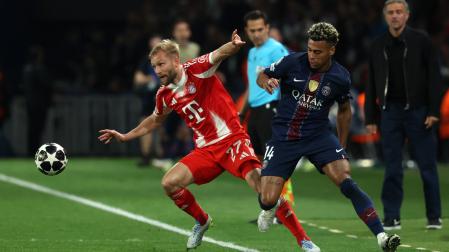 Doue (PSG) y Laimer (Bayern) disputan un balón