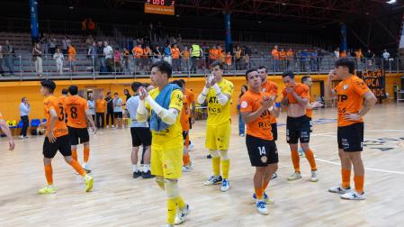 Los jugadores del ATP Ribera aplauden a los aficionados una vez consumado el descenso