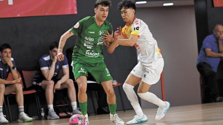 El ala de Osasuna Magna Albert Ortas conduce el balón ante la presión de Kokoro, del Industrias Santa Coloma