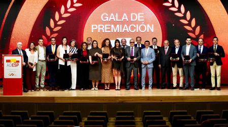 Foto de familia de los reconocidos durante la gala de la Asociación del Deporte Español (ADESP)
