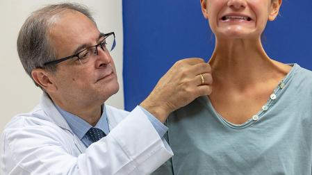 El Dr. Bernardo Hontanilla con una paciente en el Departamento de Cirugía Plástica, Estética y Reparadora de la Clínica Universidad de Navarra