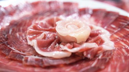 Plato de un jamón cortado