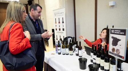 El director general Rubén Goñi (izda.) atiende las explicaciones de una persona durante su visita a la feria OnVinum